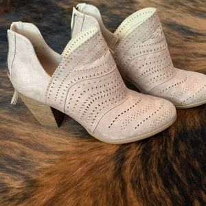 Cute light brown booties size 8